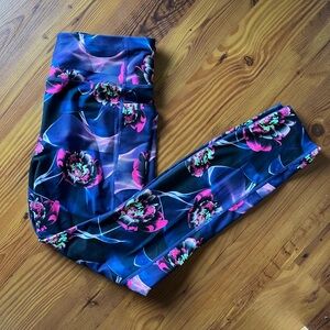 Women’s floral leggings, size L